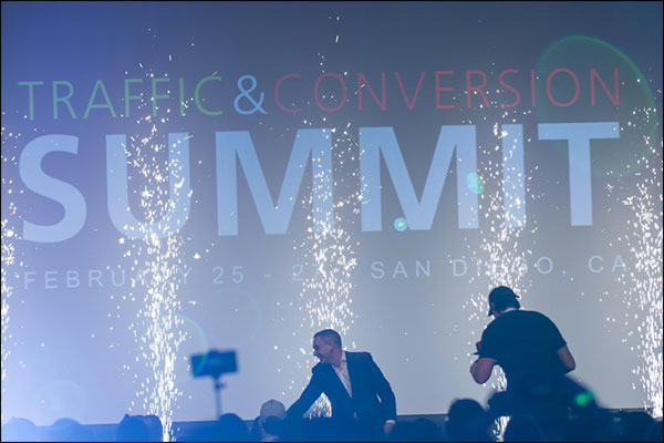 Imagen de diversión pirotécnica en Traffic & Conversion Summit 2019 